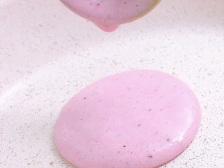 7、宝宝版马卡龙,7.再往平底锅缓缓倒入成圆饼状。