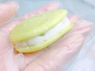 11、宝宝版马卡龙,11.再盖上一层小饼即可。