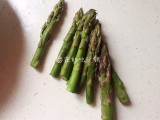 6、培根芝士烤虾卷,芦笋要尖尖头那段，切成比培根略微长一点点的小段。