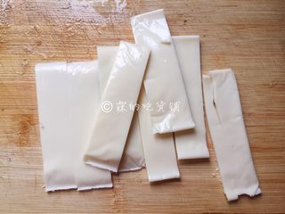 7、培根芝士烤虾卷,芝士片切成条状。