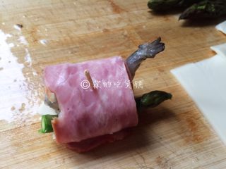 9、培根芝士烤虾卷,卷好后用牙签固定。