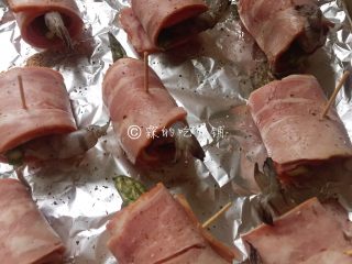 11、培根芝士烤虾卷,suihouw在铺了锡纸的烤盘上，可以选择撒上一点点黑胡椒粉。