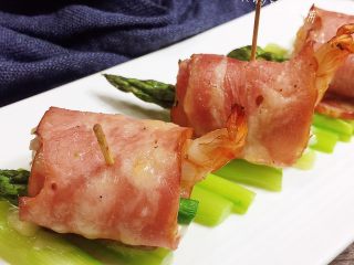 12、培根芝士烤虾卷,烤箱190度，烤15分钟左右，具体的时间、温度，请根据自家烤箱灵活设定。