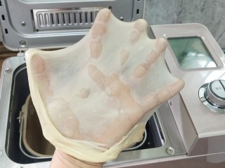 2、椰蓉奶油面包,揉出手套膜