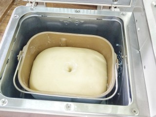 3、椰蓉奶油面包,将其发酵至2.5倍的，用手搓个小孔，不会回缩