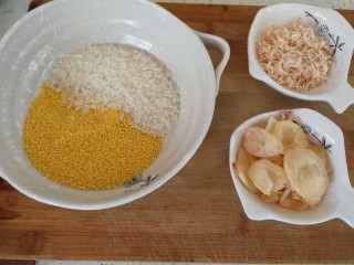 1、鱼片+小海米营养粥,备料：大米，小米，海味王鱼片，小海米。
