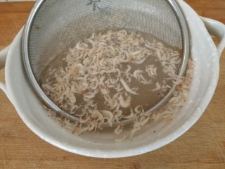 2、鱼片+小海米营养粥,海米用水过一下