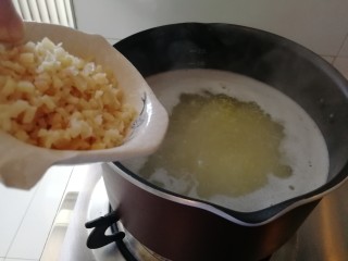 7、鱼片+小海米营养粥,开锅后加鱼片