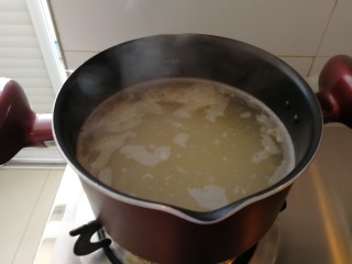 9、鱼片+小海米营养粥,开始煮粥，开锅半个小时左右就好了。