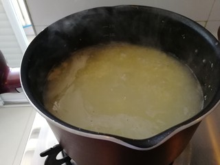 11、鱼片+小海米营养粥,加蔓越莓干至开锅就好了，最好在焖10分钟在吃，这样粥会更粘稠。