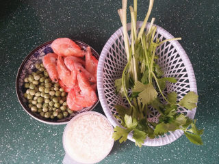 1、#电饭煲# 蔬菜海鲜粥,备好食材