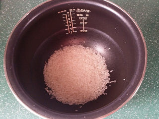 2、#电饭煲# 蔬菜海鲜粥,将大米倒入内胆中淘洗干净