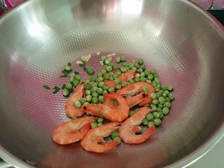 6、#电饭煲# 蔬菜海鲜粥,另起锅烧热倒油、煸香葱姜沫、倒入豌豆和大虾