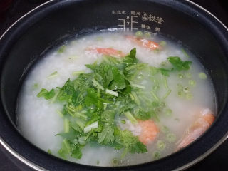 10、#电饭煲# 蔬菜海鲜粥,过10分钟再打开倒入芹菜碎、同样搅拌下加盖继续