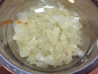 4、强心益气，滋补美容的银耳百合枸杞汤,浸泡好的银耳还有百合，用清水冲洗干净；