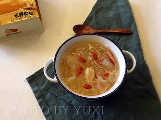 11、强心益气，滋补美容的银耳百合枸杞汤,装碗，就可以开喝了；