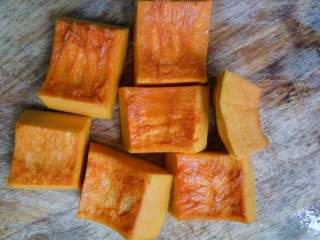 2、南瓜相思豆#甜蜜美味#,红豆放高压锅煮30分钟，南瓜去皮切小块