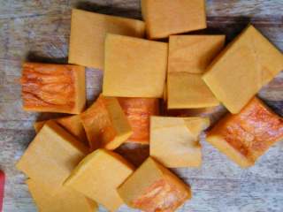 3、南瓜相思豆#甜蜜美味#,在切成两半