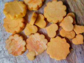 4、南瓜相思豆#甜蜜美味#,用模具压出花和心形