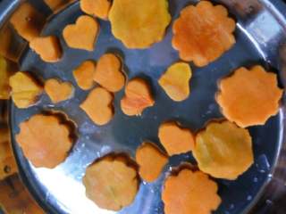 5、南瓜相思豆#甜蜜美味#,上锅蒸15分钟，《根据南瓜的厚度来定时间的》