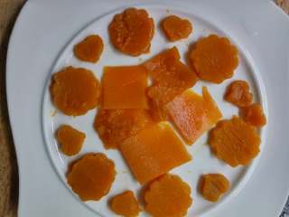 6、南瓜相思豆#甜蜜美味#,蒸好后摆盘