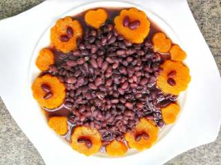 8、南瓜相思豆#甜蜜美味#,出锅，放到南瓜的中间