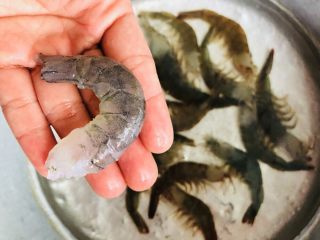3、蔬菜虾仁粥（2-3人份）,剥虾壳