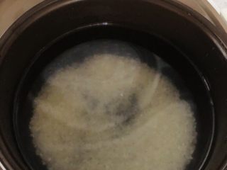 6、蔬菜虾仁粥（2-3人份）,加入适量水，放入电饭煲。水量约是米量的八倍。