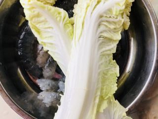 11、蔬菜虾仁粥（2-3人份）,白菜芯的叶子洗净，切长条后切成末