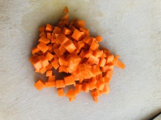 10、蔬菜虾仁粥（2-3人份）,切成细丁