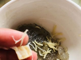 15、蔬菜虾仁粥（2-3人份）,干贝泡水后撕成小条。干贝撕成条有助于消化，味道也能更好地发挥出来。