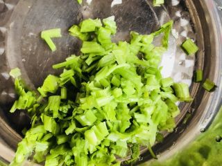 18、蔬菜虾仁粥（2-3人份）,芹菜洗净拍碎切末