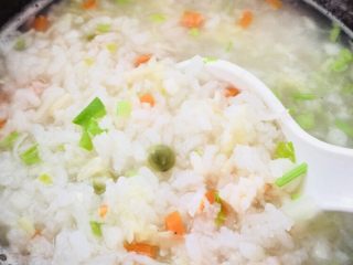 20、蔬菜虾仁粥（2-3人份）,搅拌均匀后再焖几分钟即可。