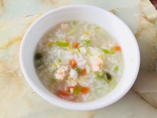 21、蔬菜虾仁粥（2-3人份）,一碗清爽的蔬菜虾仁粥就可以给孩子享用啦！
