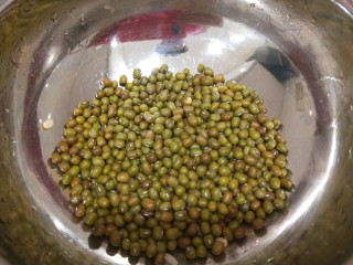 7、红枣南瓜粥,绿豆洗干净。