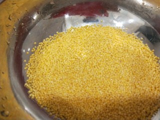 8、红枣南瓜粥,小米洗干净。