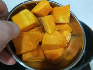 11、红枣南瓜粥,七成熟放入南瓜。