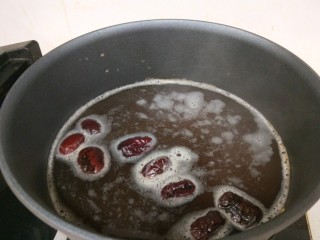 10、红枣南瓜粥,放入糯米，小米。