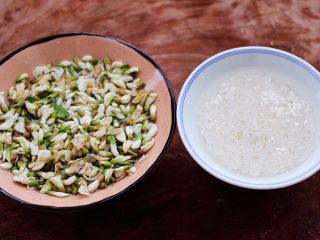 4、生滚槐花猪肝粥,把槐花摘洗干净后沥干水分，大米和糯米洗净后用清水浸泡10分钟。