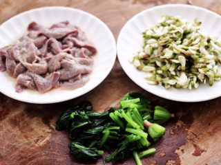 6、生滚槐花猪肝粥,把焯水的菠菜用刀切成小段，把浸泡过没有血水的猪肝洗净沥干水分。