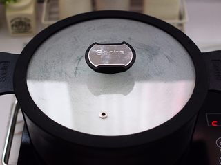 8、生滚槐花猪肝粥,盖上锅盖大火煮开后，转小火慢慢炖煮至米粥粘稠时。