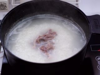 9、生滚槐花猪肝粥,先加入猪肝，大火继续煮沸后。