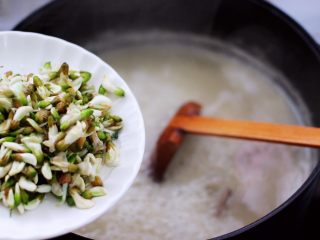 14、生滚槐花猪肝粥,先放入洗净的槐花。