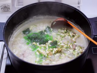 16、生滚槐花猪肝粥,用勺子把所有的食材，搅拌均匀后，大火煮沸后即可关火。