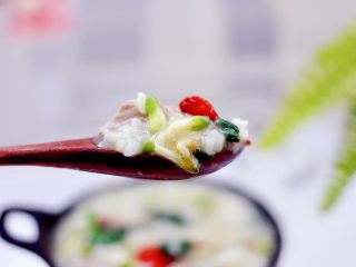 18、生滚槐花猪肝粥,喝上一口养胃又养肝明目，上网玩手机的多吃点猪肝对眼睛特别有好处哟。