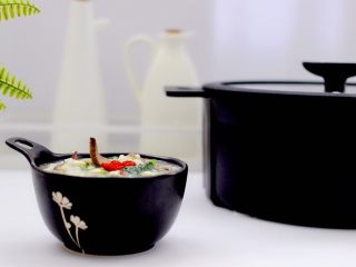 19、生滚槐花猪肝粥,好吃到爆，香味馋哭邻居家的小孩。