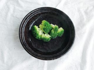 3、春意盎然之西兰花海苔饭团,将焯熟的西兰花捞出沥干水分（剩下的西兰花可以沾酱油或者简单用蚝油炒一下都还不错）