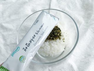 5、春意盎然之西兰花海苔饭团,倒入1包拌饭海苔（没有的话可以直接用海苔和熟白芝麻）