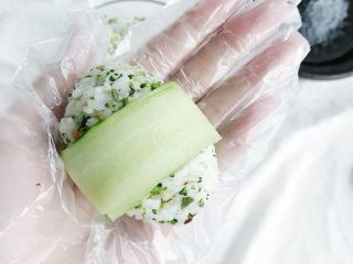 11、春意盎然之西兰花海苔饭团,手握出椭圆型的饭团 然后用黄瓜条紧紧的裹一圈