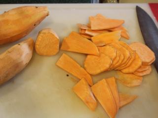 1、千层地瓜蛋糕,地瓜去皮,切薄片。